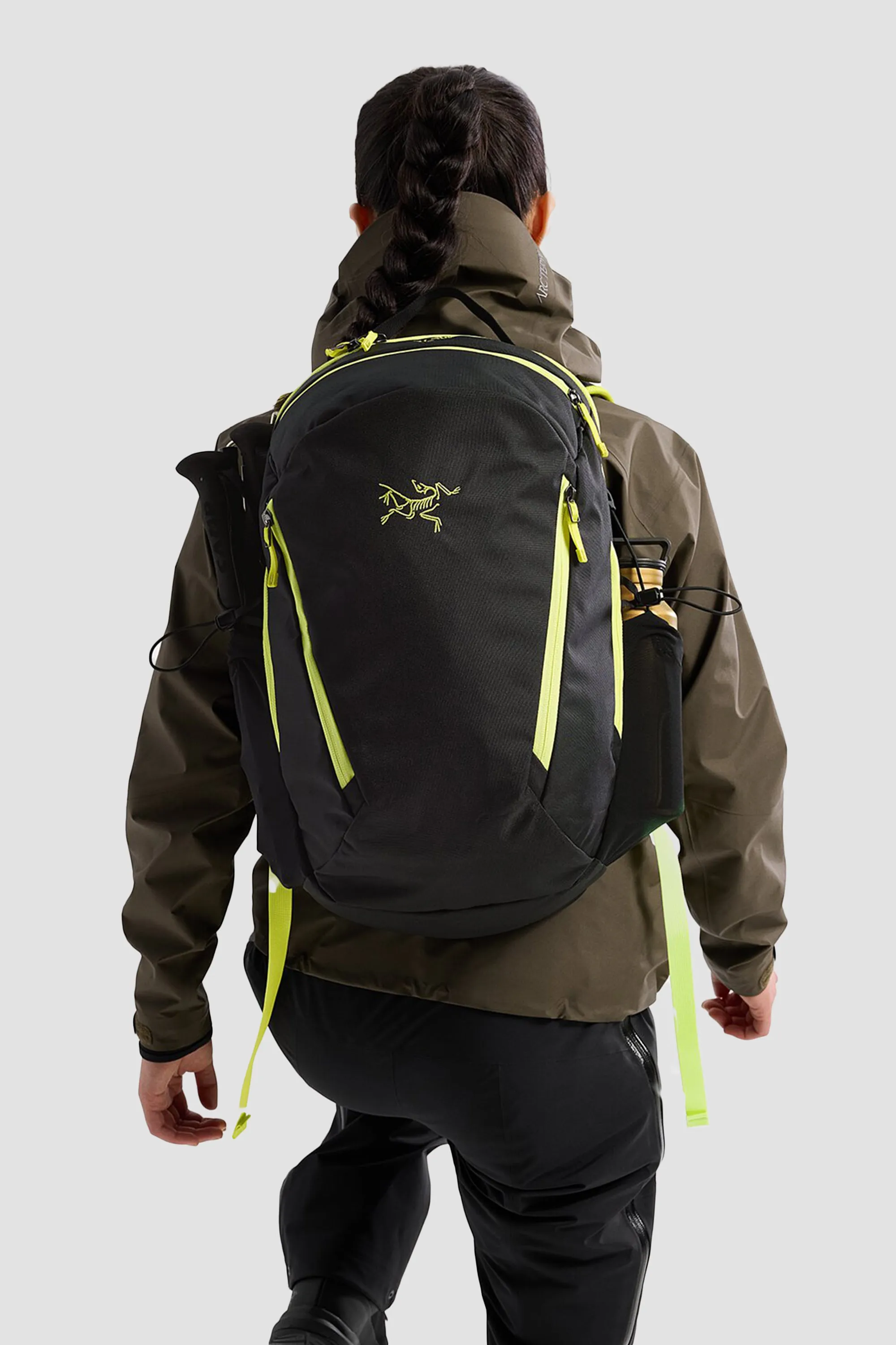 Arc'teryx Unisex Mantis 26 Backpack in Black/Euphoria